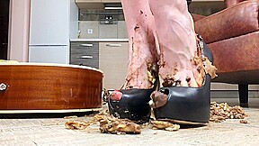 AMATEUR CRUSHING FEET IN HIGH HEELS – FreePron.Org