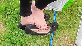 Candid Shoeplay Feet Dipping Sexy Toes – FreePron.Org
