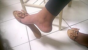 Candid dangling ebony foot in college faceshot – Feet 38 – FreePron.Org