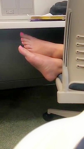 Candid feet at library – FreePron.Org