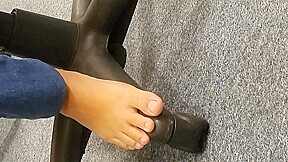 Candid stinky soft feet on work plus candid soles on bus – FreePron.Org