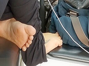 Candid tatoo feet and soles in airport – FreePron.Org