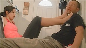 Chick in yoga pants got her feet worshipped by her handsome slave after the – FreePron.Org
