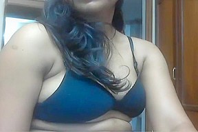 Desi MILF just loves to flash on webcam – FreePron.Org