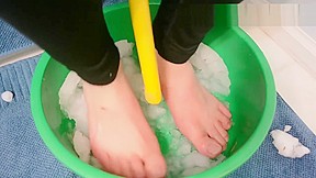 Foot Torture: Feet in Snow for 39 minutes – FreePron.Org