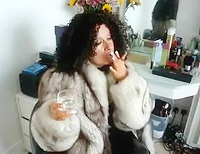 Fur mistress in boots and latex smoking – FreePron.Org
