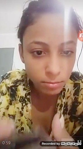 Gostosa brasileira mostra os peitos sem dar conta – FreePron.Org