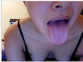 Hot girl shows feet, boobs, tongue and masturbates on chatroulette – FreePron.Org