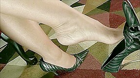 La Creme demands you smell her sweaty nylon feet and worship her. – FreePron.Org