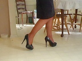MILF shows off sexy feet in black stocking and heels – FreePron.Org
