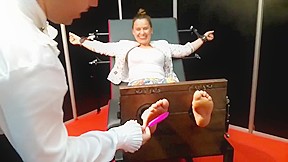 Mainstream woman feet tickling in stocks – FreePron.Org