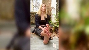 Megan enjoys showing her feet and soles – FreePron.Org