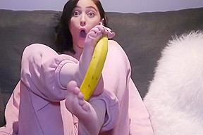 Peeling a banana with her feet – FreePron.Org