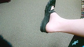 Public Shoe Play at the Doctor’s Office in Black Flats Sandals Sexy Feet – FreePron.Org