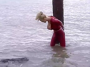 Red Catsuit Burglar – FreePron.Org