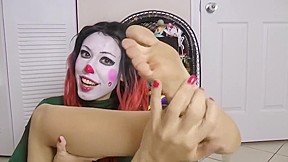 Sexy Clown Girl shows off how Big her feet are – FreePron.Org