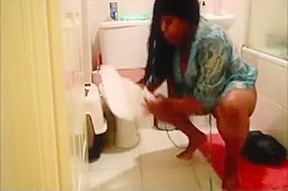 : Sexy Girl Overlooks Bathroom – FreePron.Org