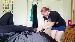 Tiny Girl Worships Amazon’s Size 13 Feet – FreePron.Org