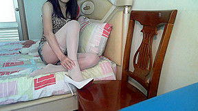 Webcam Showing Chinese Girl Massaging Sprained Ankle in Stockings – FreePron.Org
