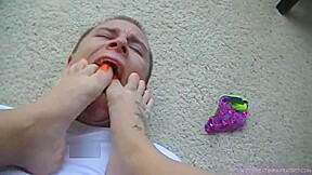 savannah fox humiliated guy by her feet and armpit – FreePron.Org